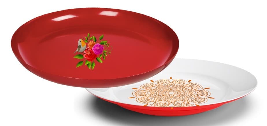 Dos platos: uno rojo con un ramo de flores en el centro y uno blanco con un mandala naranja